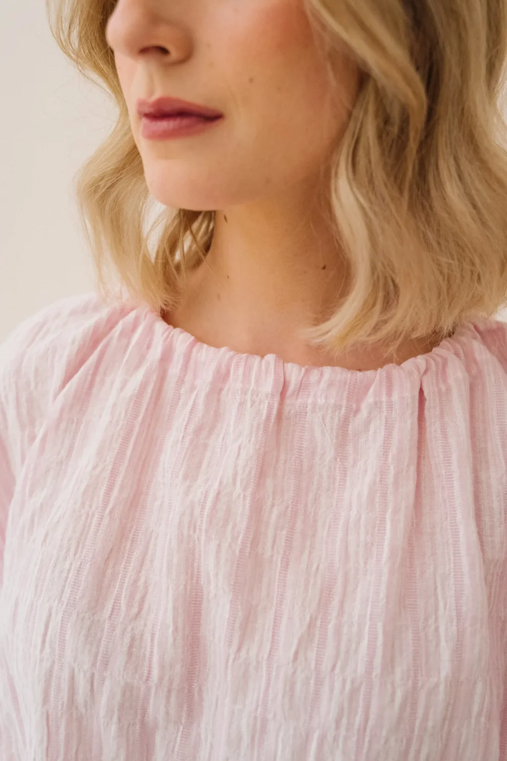 jannie-blouse-adelaide-femme-rose-matiere-2.webp