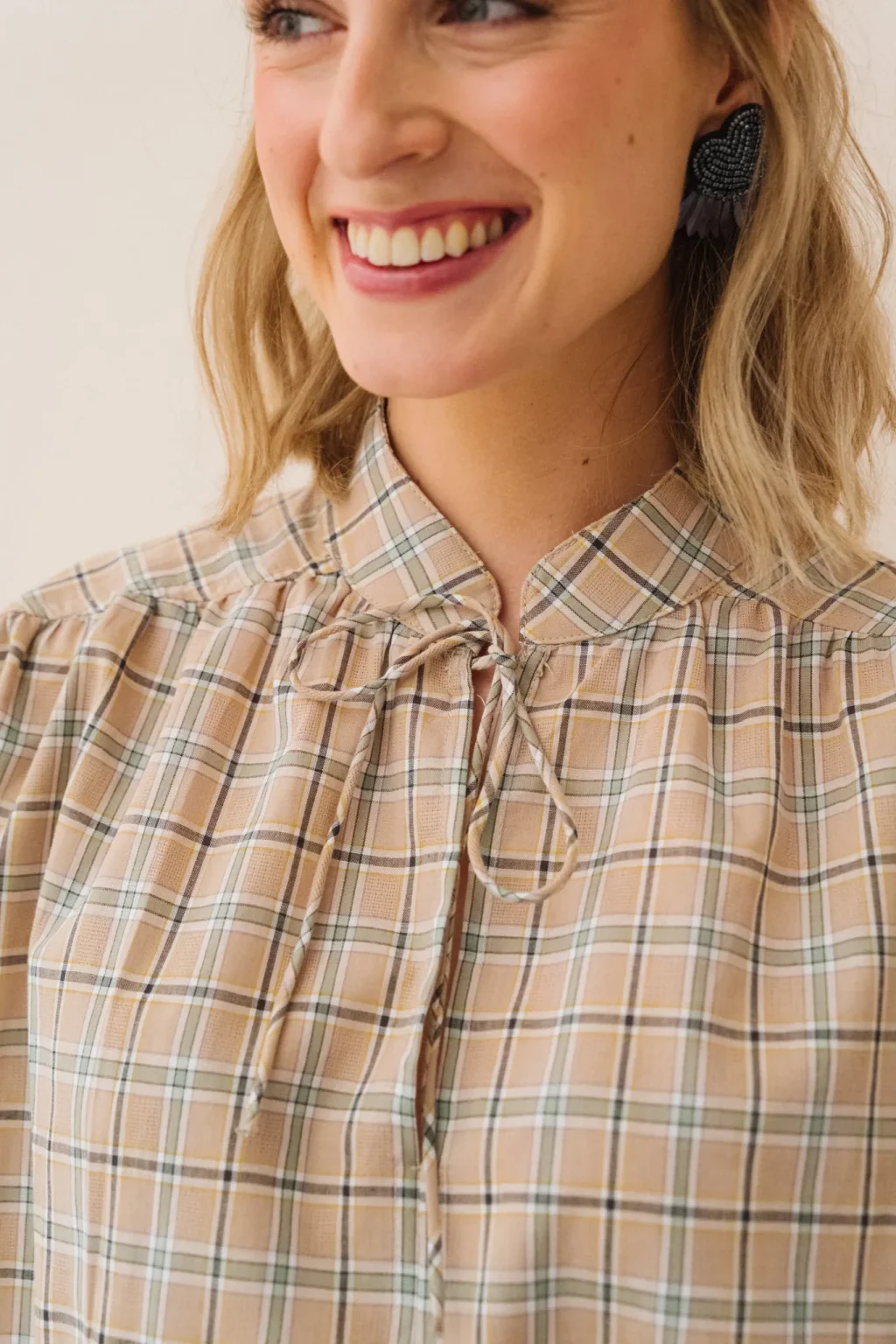 jannie-blouse-hortense-femme-amande-matiere-1.webp