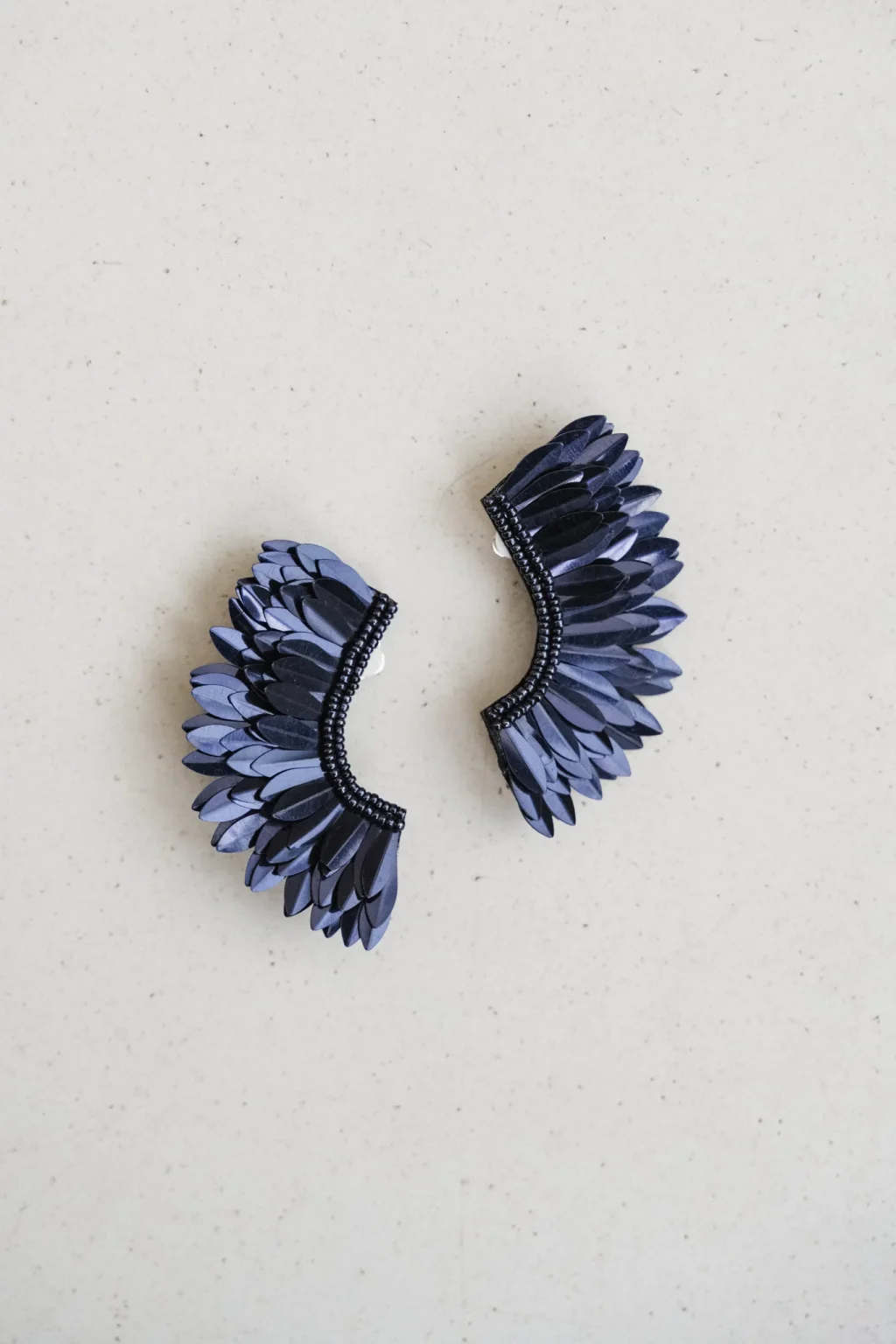 jannie-boucles-doreilles-macha-femme-bleu-marine-1.webp