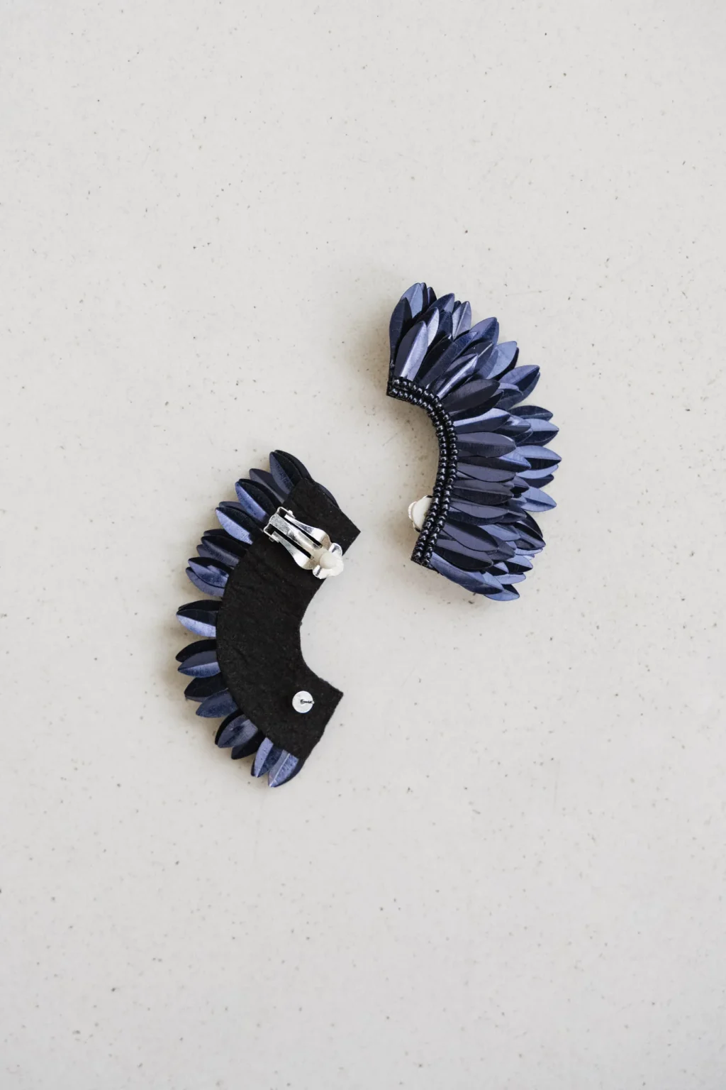 jannie-boucles-doreilles-macha-femme-bleu-marine-matiere-1.webp