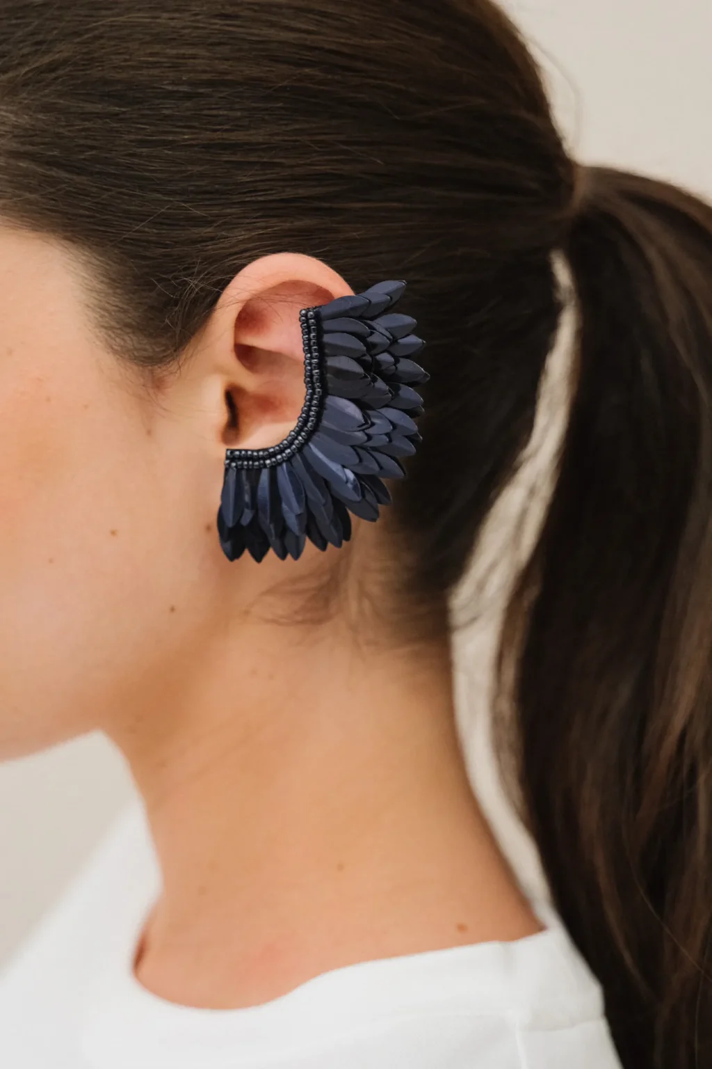 jannie-boucles-doreilles-macha-femme-bleu-marine-matiere-2.webp