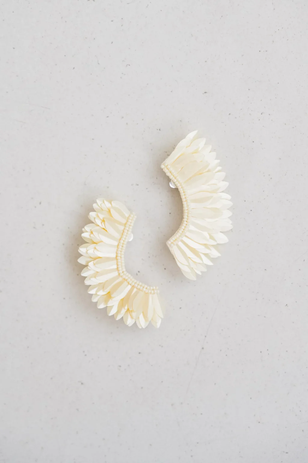 jannie-boucles-doreilles-macha-femme-vanille-1.webp
