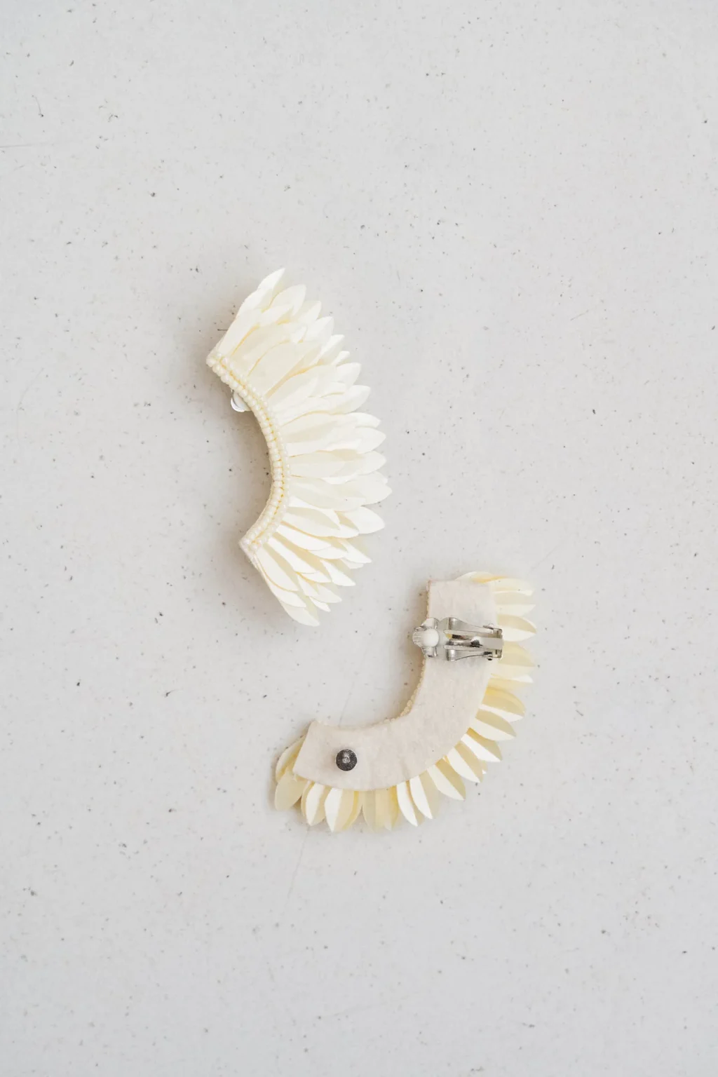 jannie-boucles-doreilles-macha-femme-vanille-matiere-1.webp