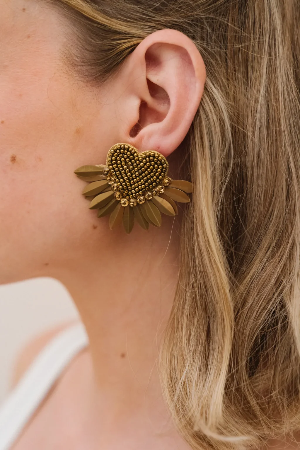 jannie-boucles-louise-femme-dore-matiere-1.webp