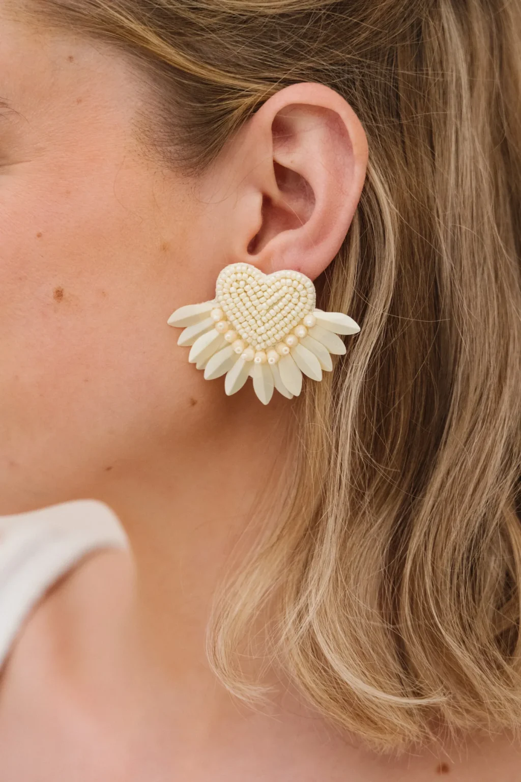 jannie-boucles-louise-femme-vanille-matiere-1.webp