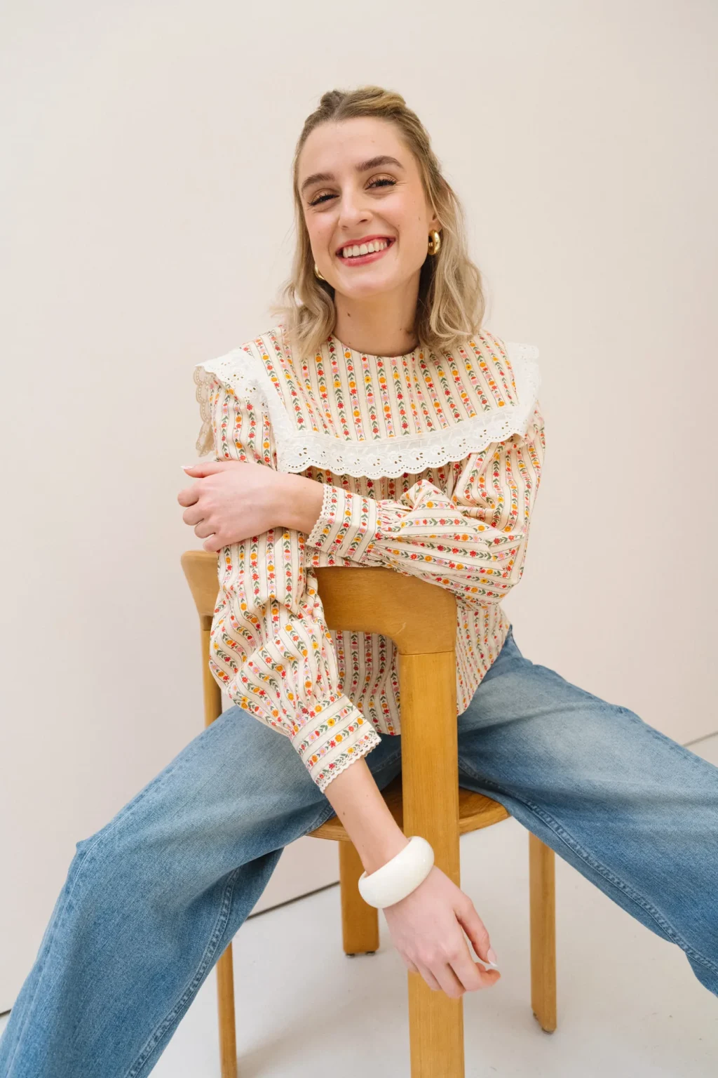 jannie-look-femme-blouse-colette-jean-virginie-bracelet-agnes-1.webp