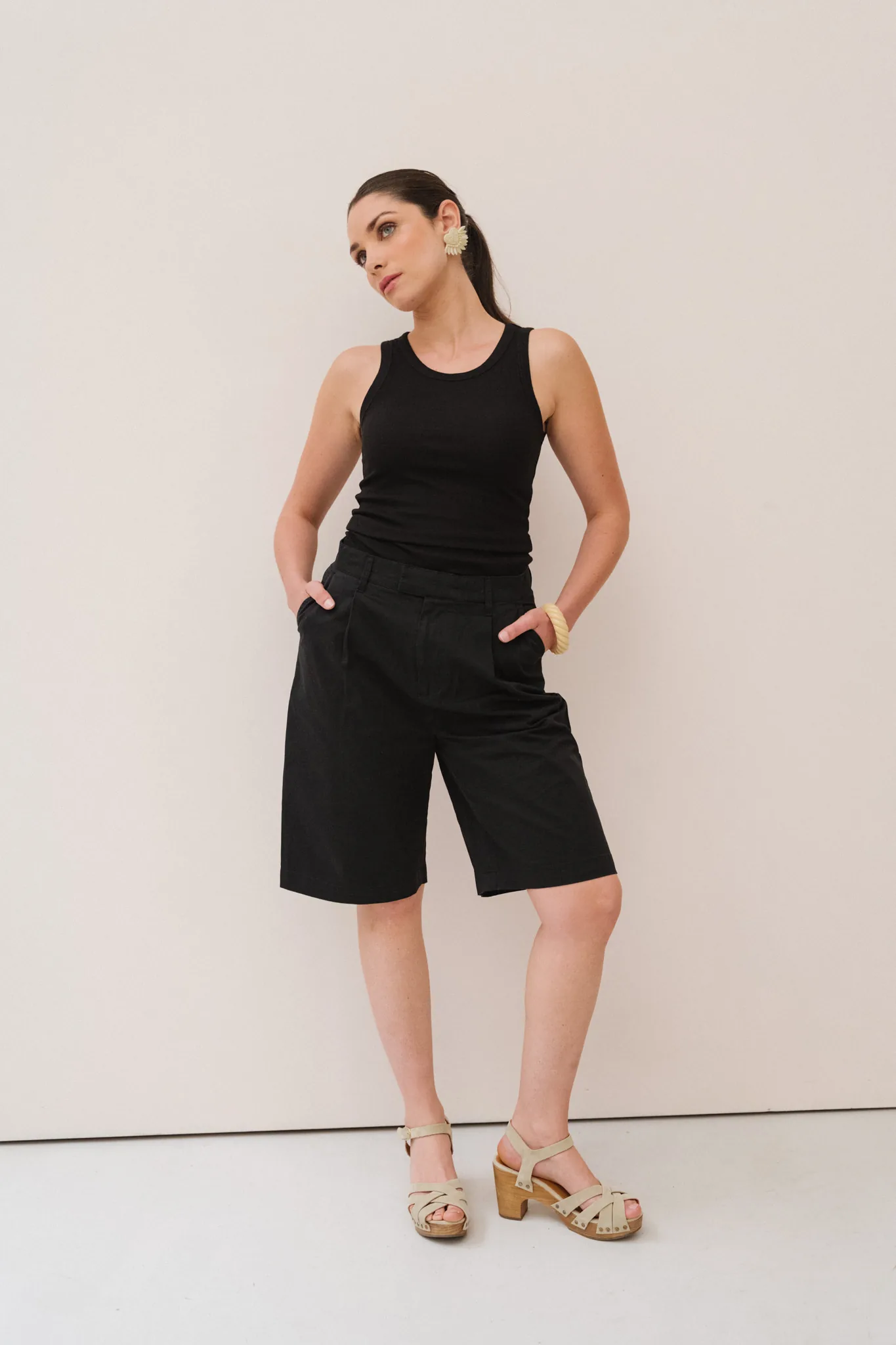 jannie-look-femme-debardeur-celine-bermuda-maxime-1.webp