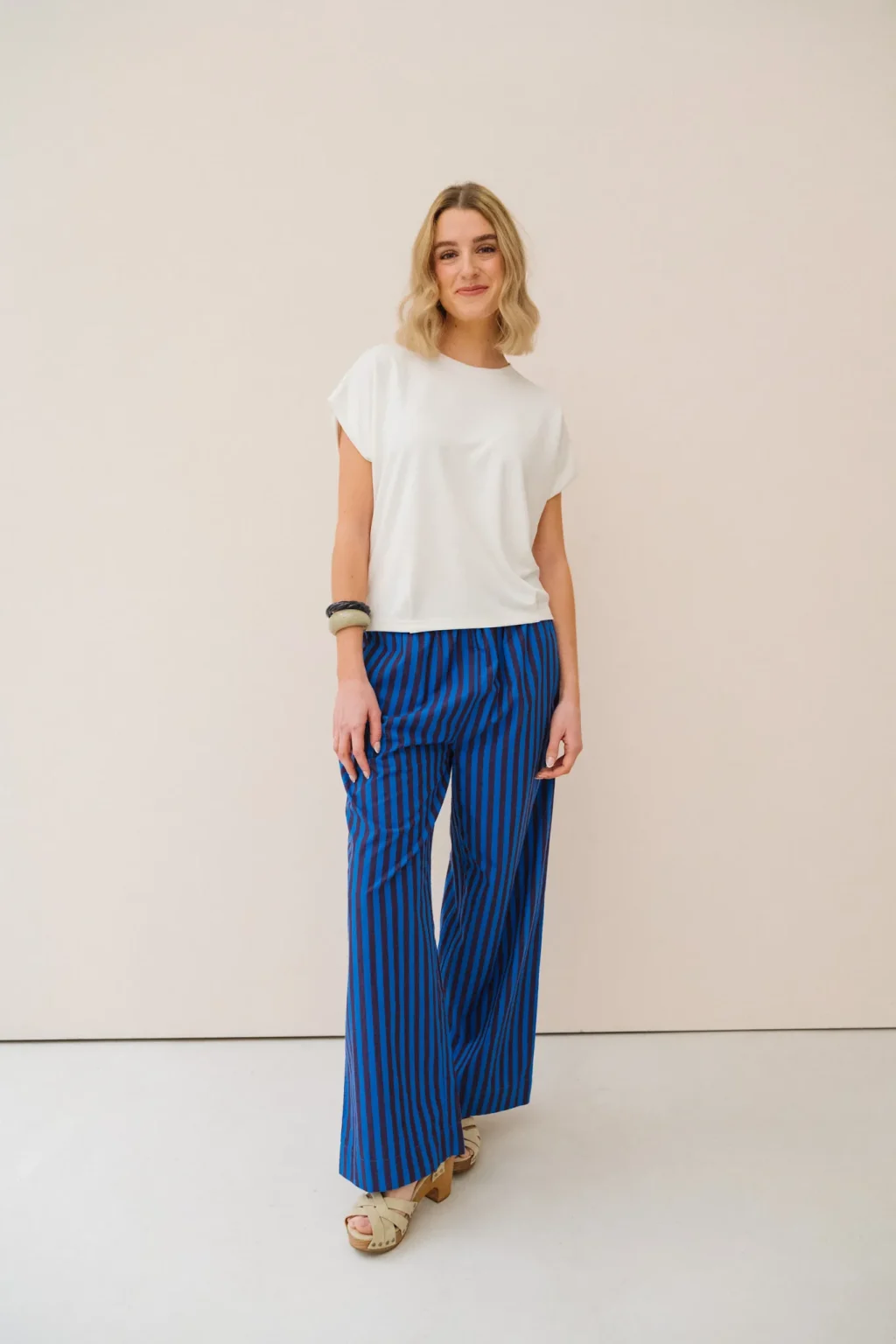 jannie-look-femme-tee-shirt-lili-pantalon-claude-2.webp