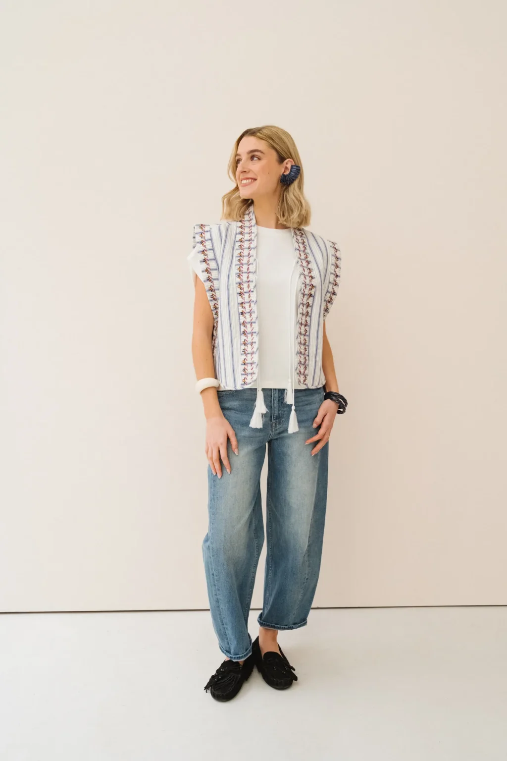 jannie-look-femme-tee-shirt-lili-veste-dorothee-jean-virginie-boucles-doreilles-macha-1.webp