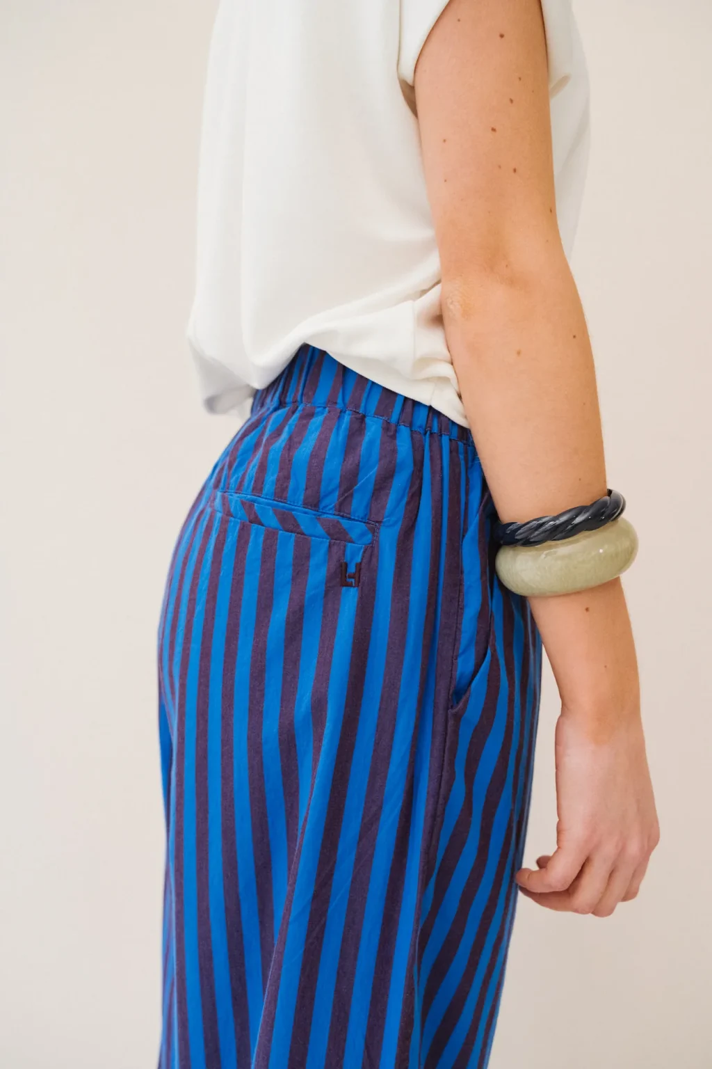 jannie-pantalon-claude-femme-matiere-1.webp
