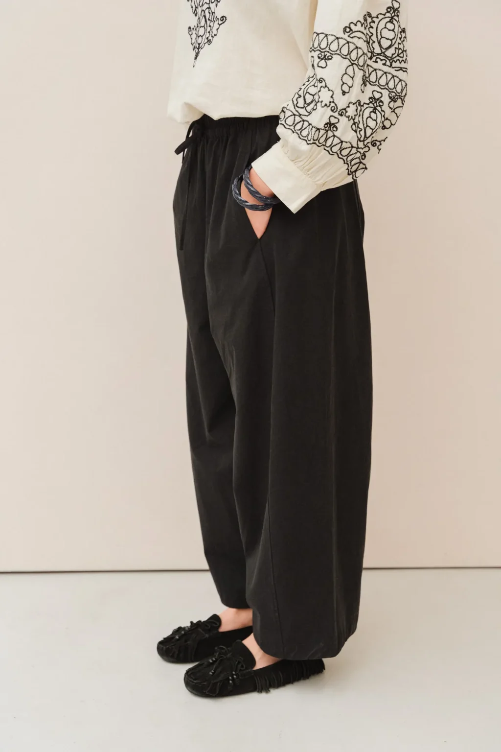 jannie-pantalon-zola-femme-noir-2.webp
