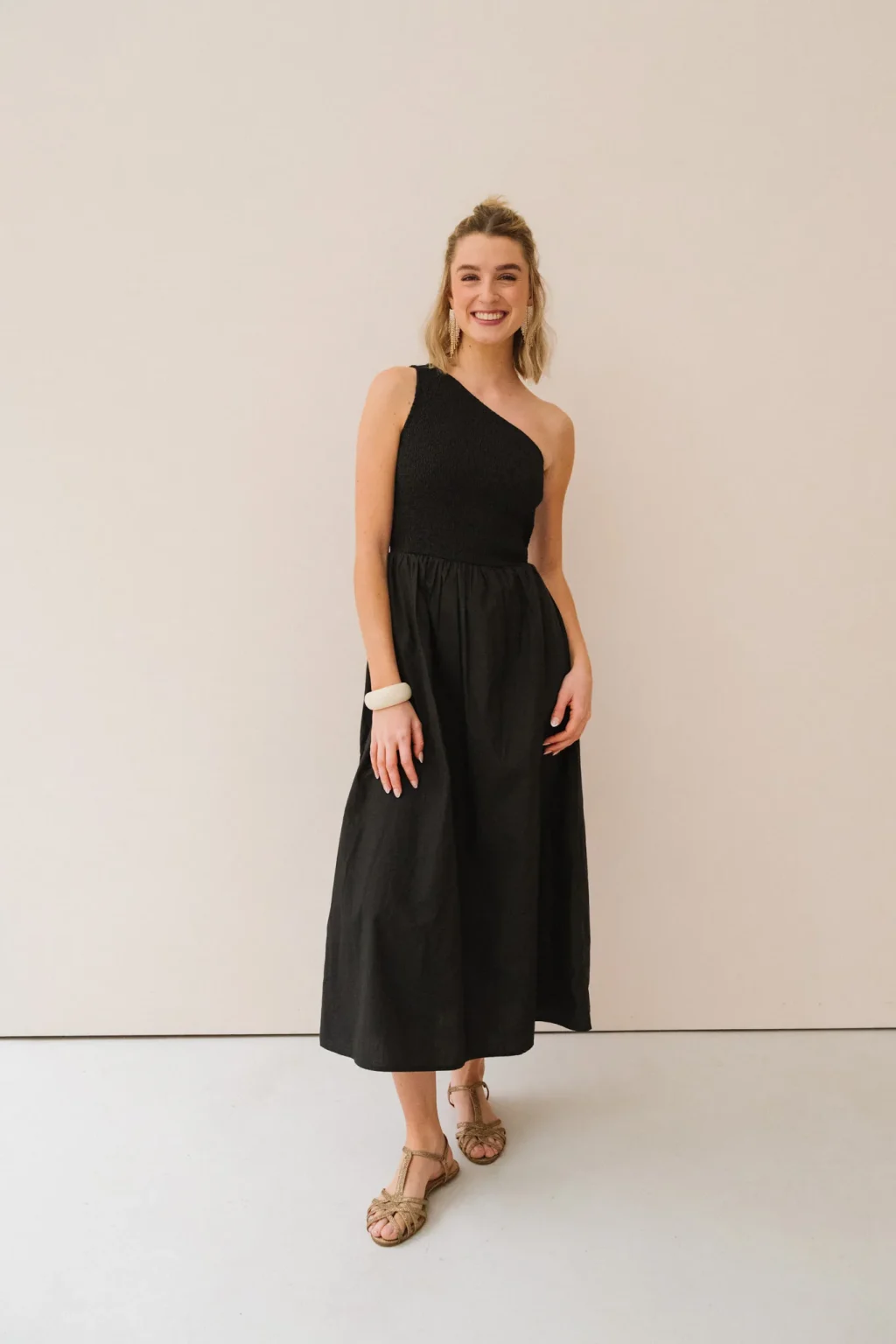 jannie-robe-lucette-femme-noir-1.webp