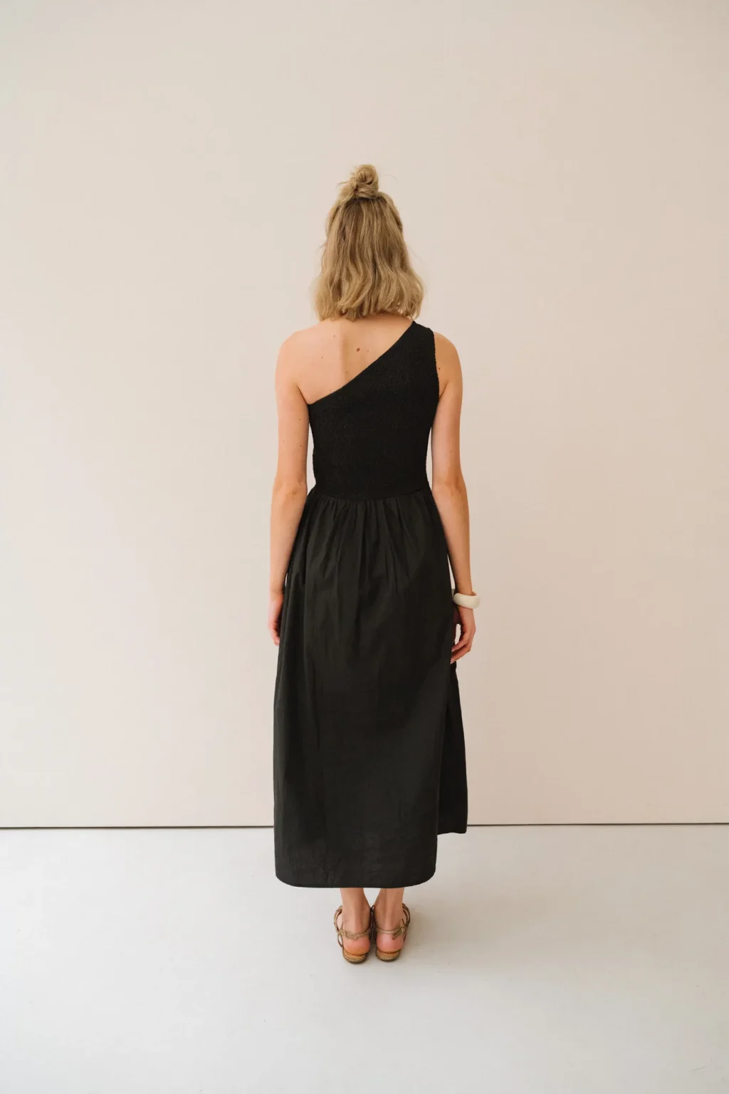 jannie-robe-lucette-femme-noir-2.webp