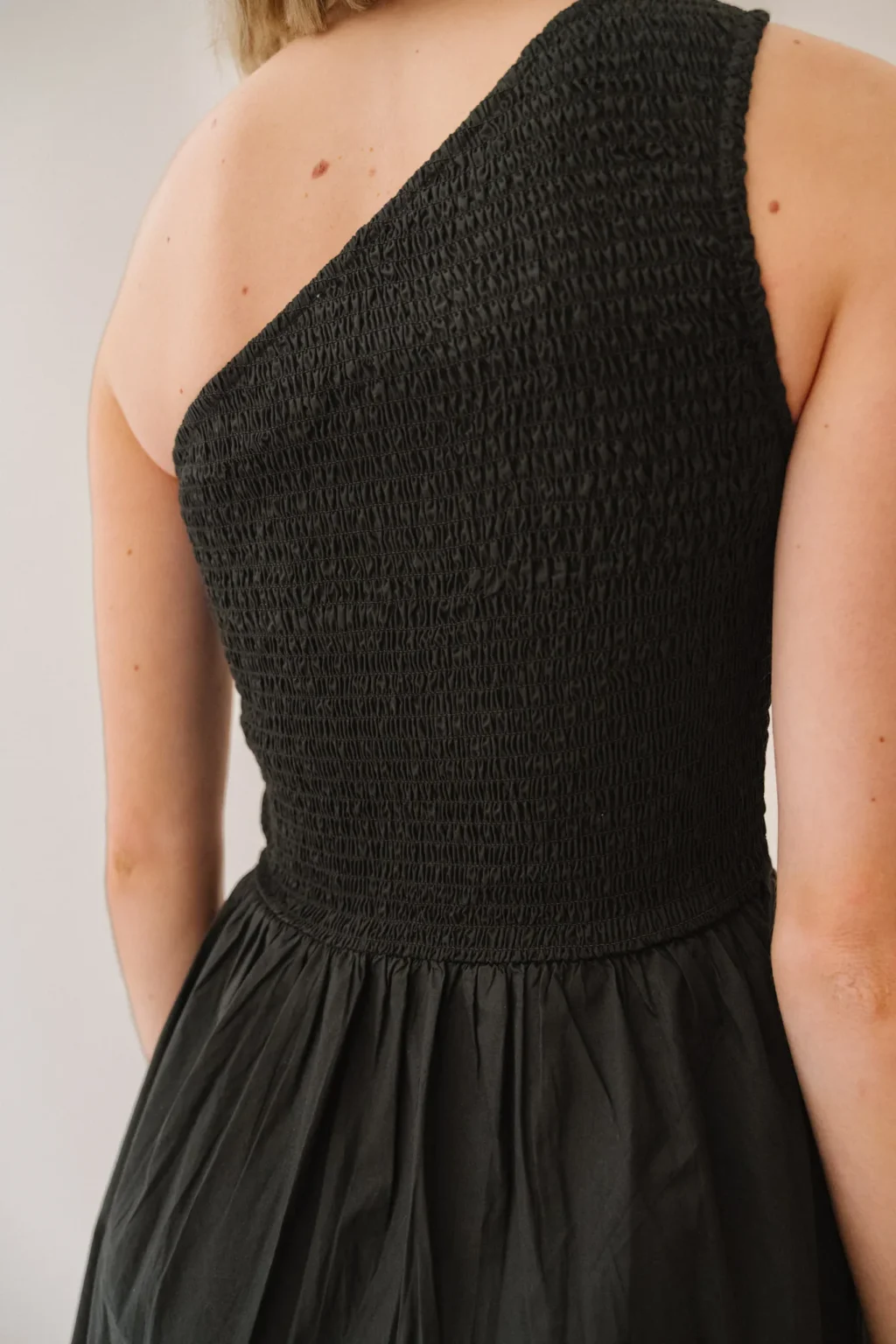 jannie-robe-lucette-femme-noir-matiere-1.webp
