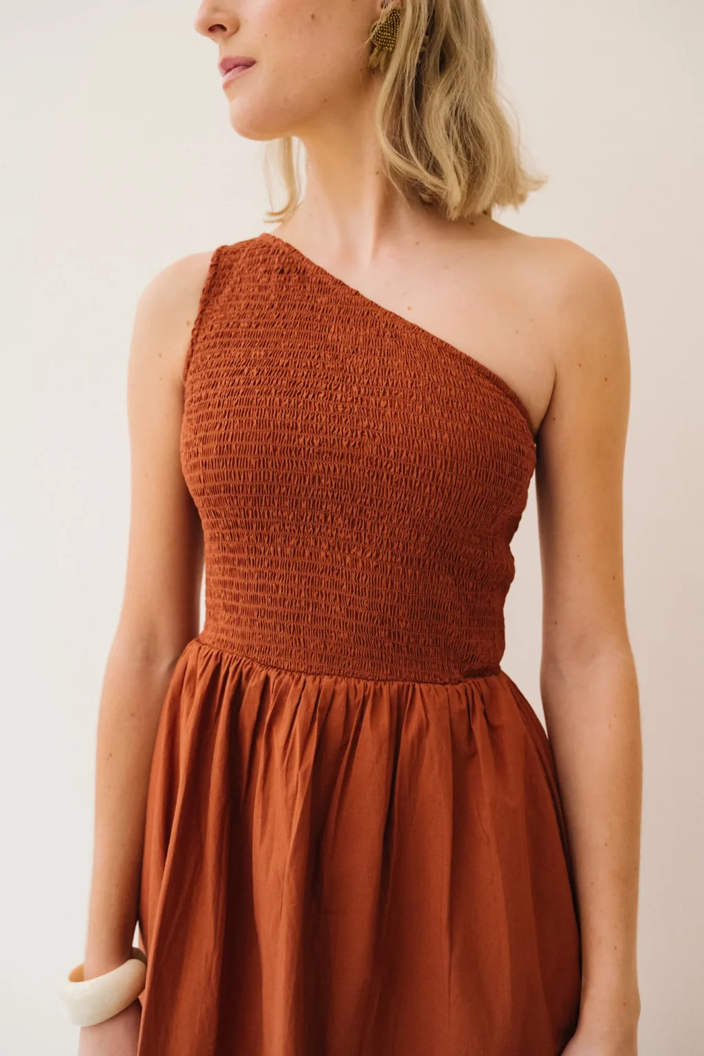 jannie-robe-lucette-femme-terracotta-matiere-2.webp