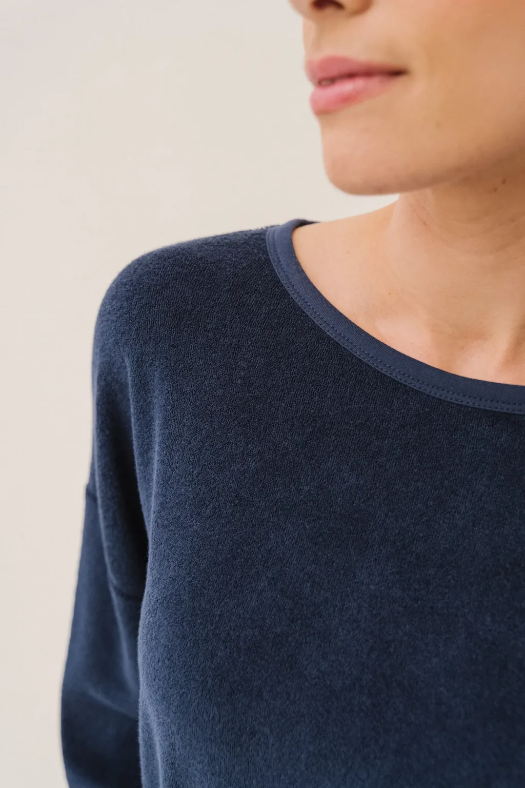 jannie-sweat-joanne-femme-bleu-marine-matiere-1.webp