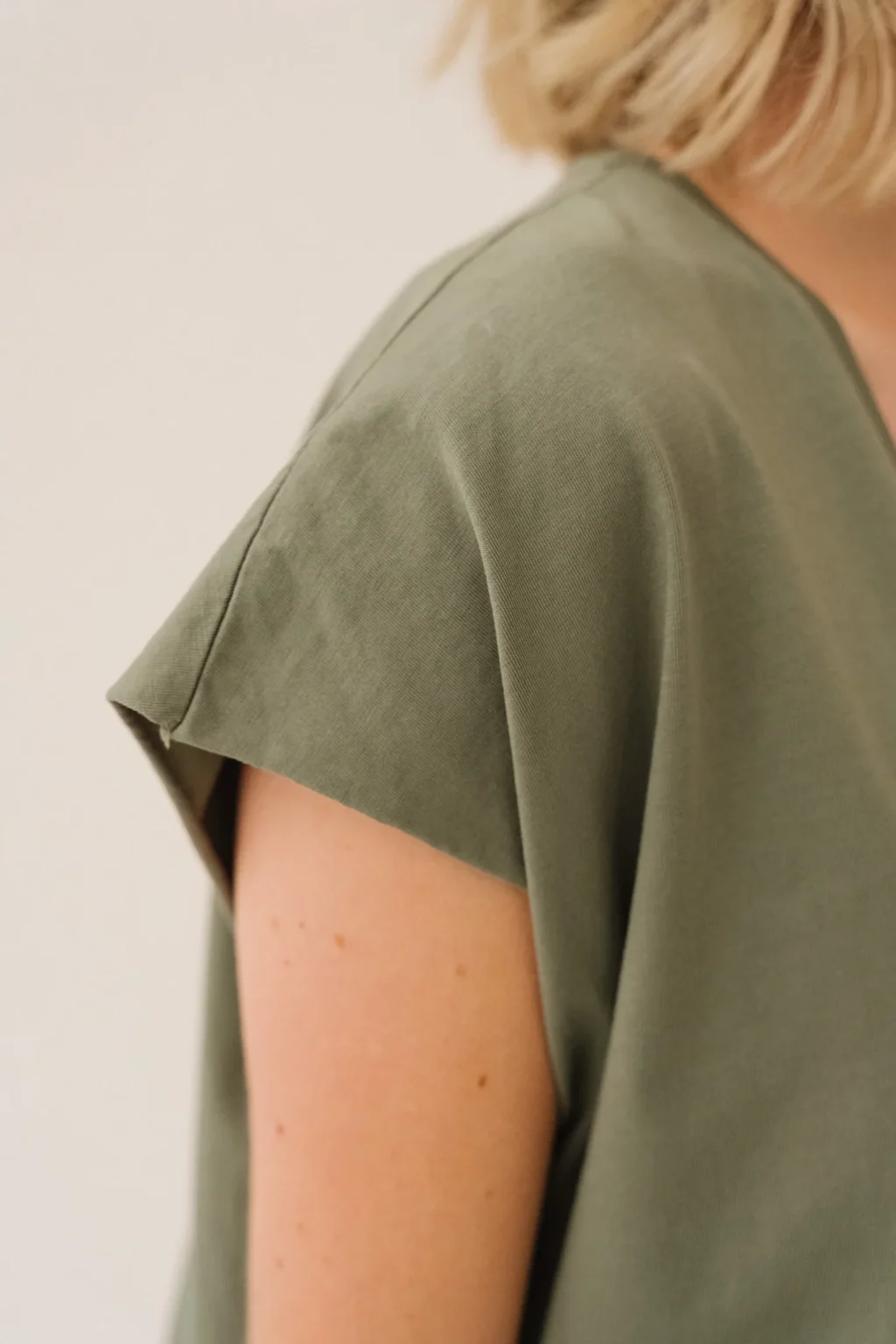 jannie-tee-shirt-anais-femme-vert-kaki-matiere-1.webp