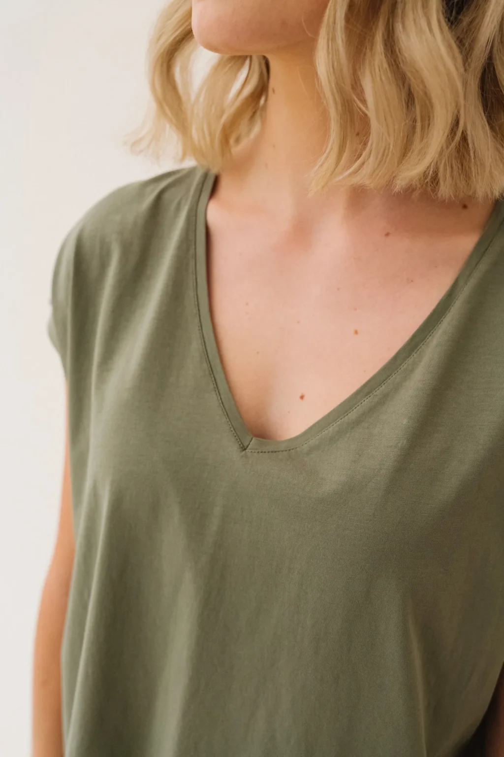 jannie-tee-shirt-anais-femme-vert-kaki-matiere-2.webp