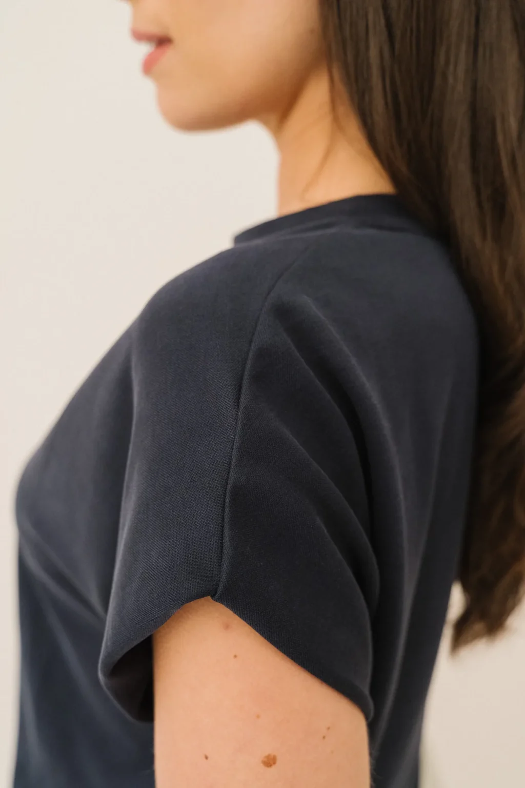 jannie-tee-shirt-lili-femme-bleu-nuit-matiere-1.webp