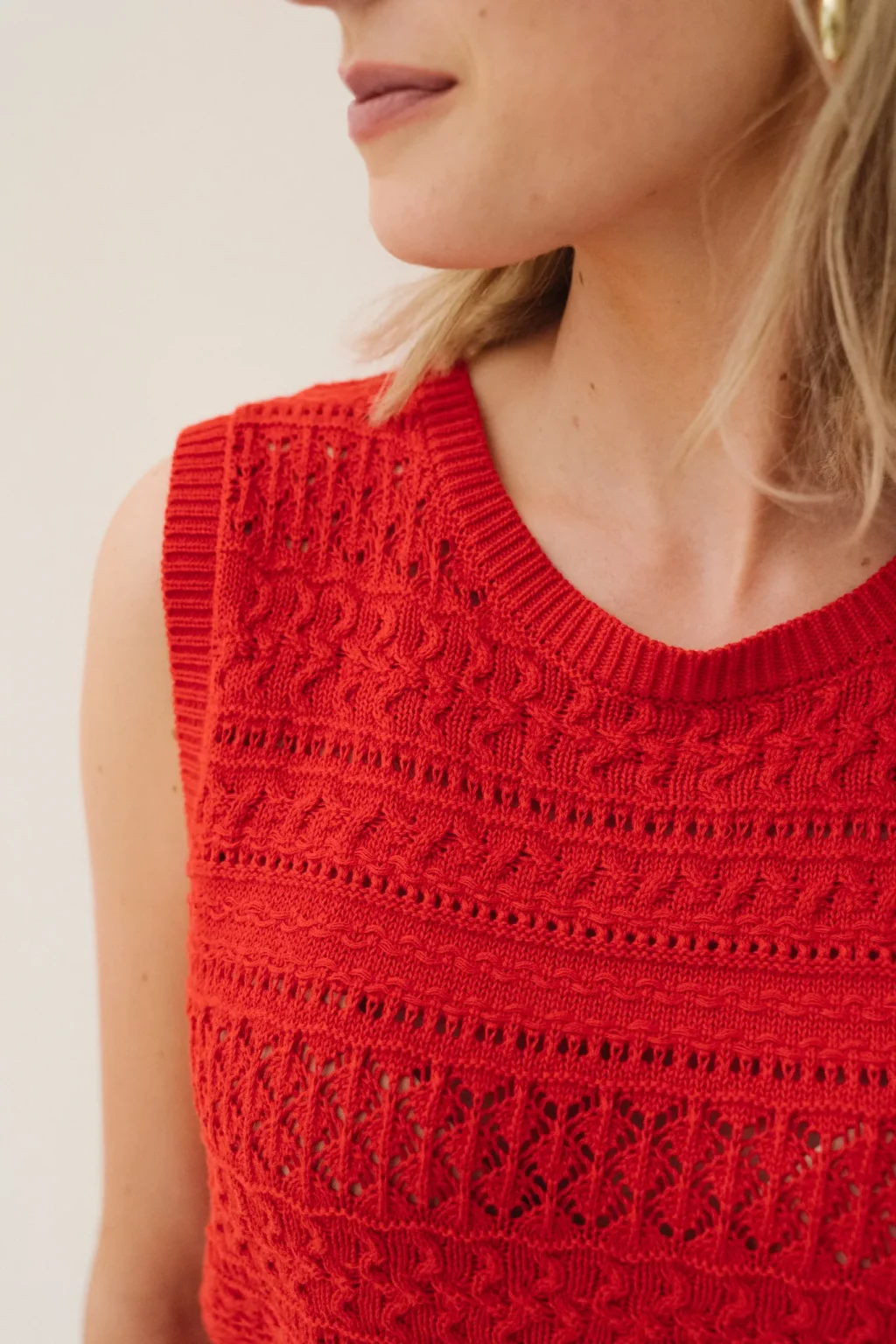 jannie-top-corinne-femme-rouge-matiere-1.webp