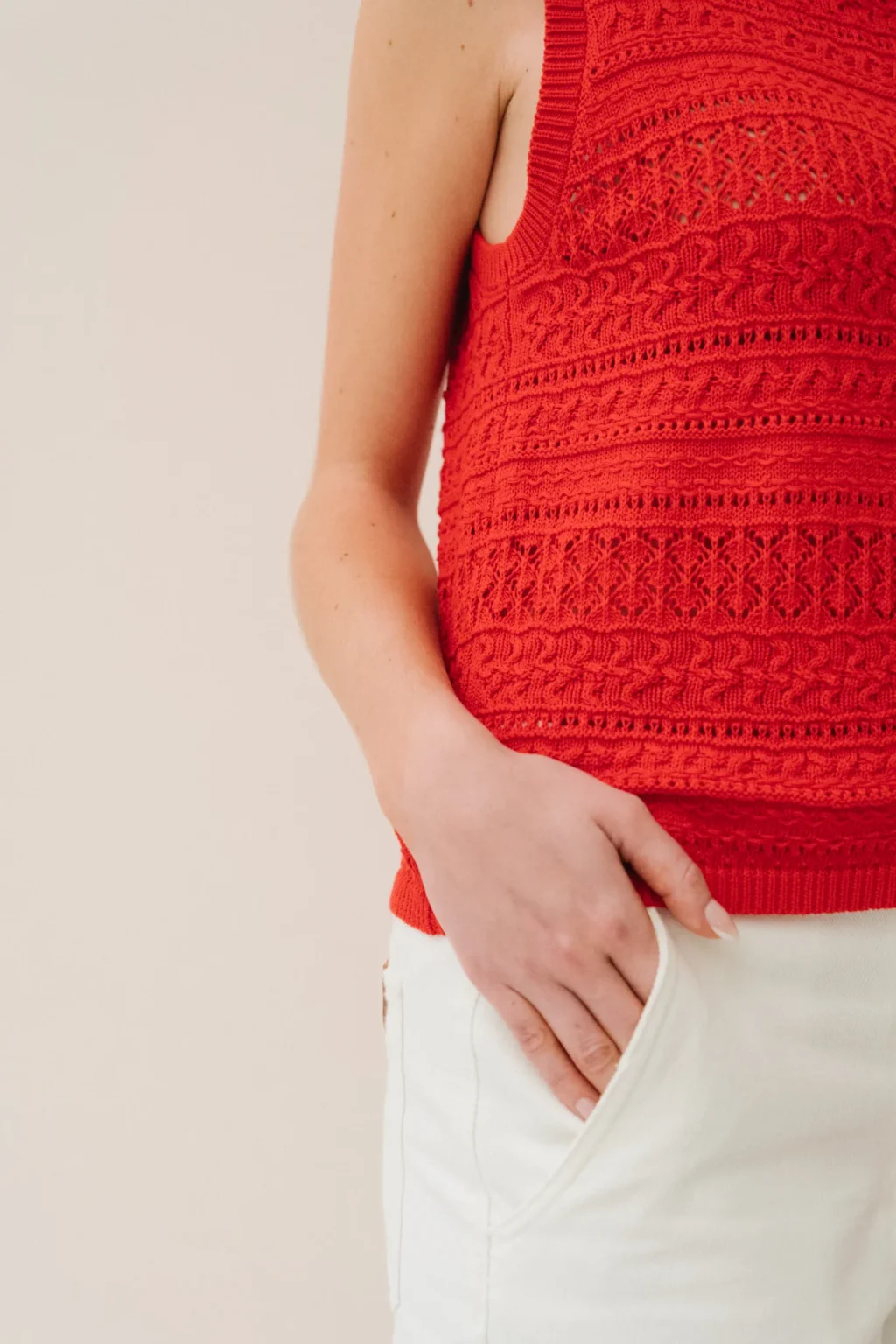 jannie-top-corinne-femme-rouge-matiere-2.webp