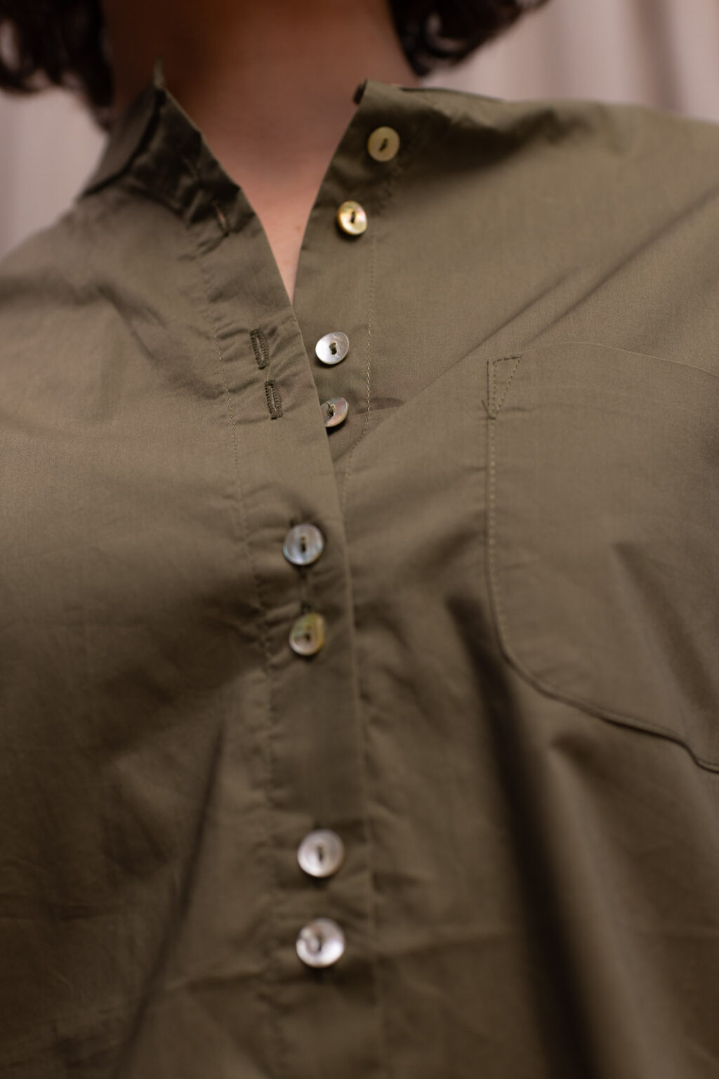 Détail matière de la blouse Coline, Jannie