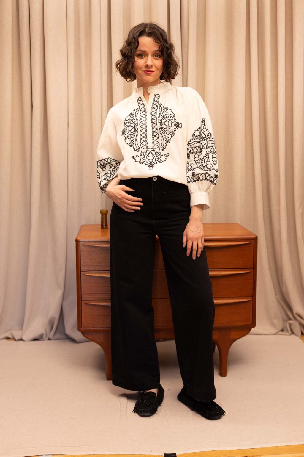 Tenue femme : blouse Victoria, gilet sans manche Max et jeans noir Théo, Jannie