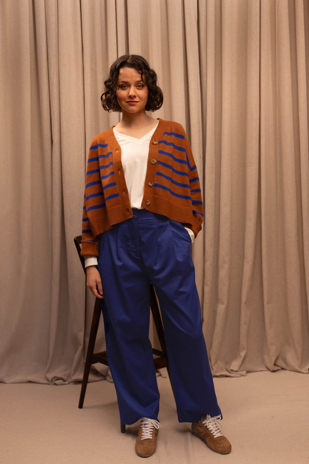 Tenue femme : gilet Vadim, pantalon Jules et tee-shirt Edouard, Jannie