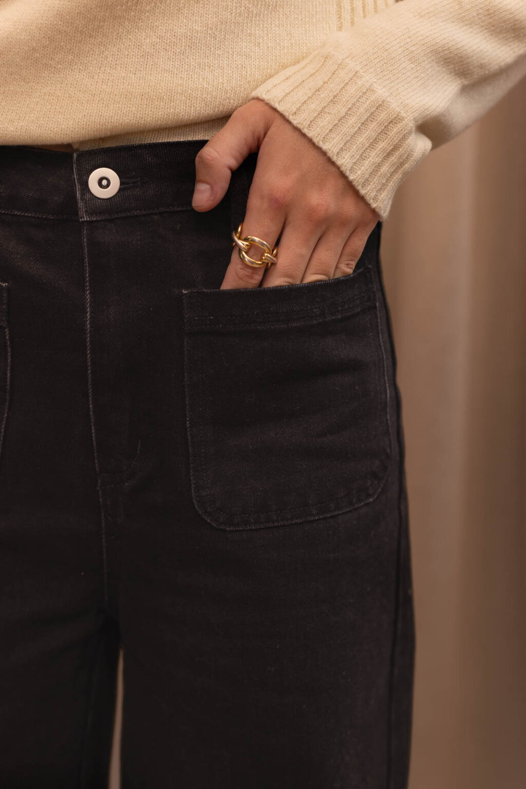 Détail matière des jeans noir Théo, Jannie