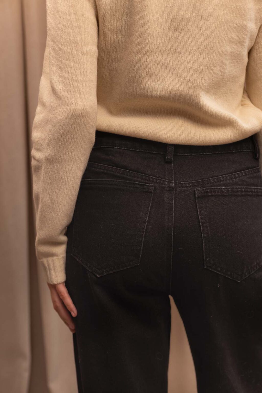 Détail matière des jeans noir Théo, Jannie