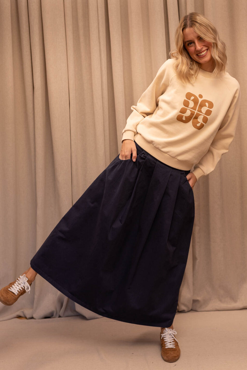 Tenue femme : jupe Ninon et sweat Armand, Jannie