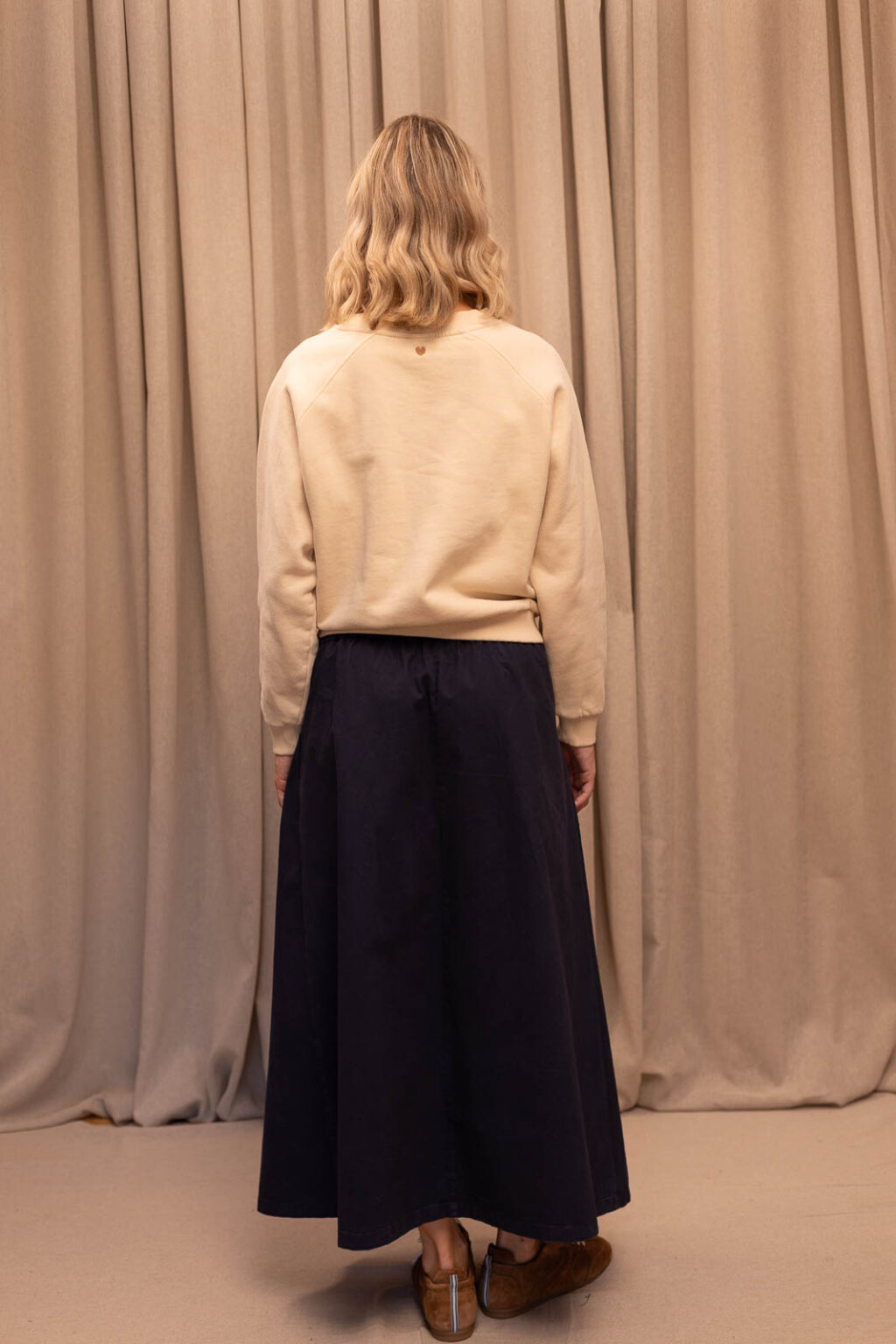Tenue femme : jupe Ninon et sweat Armand, Jannie