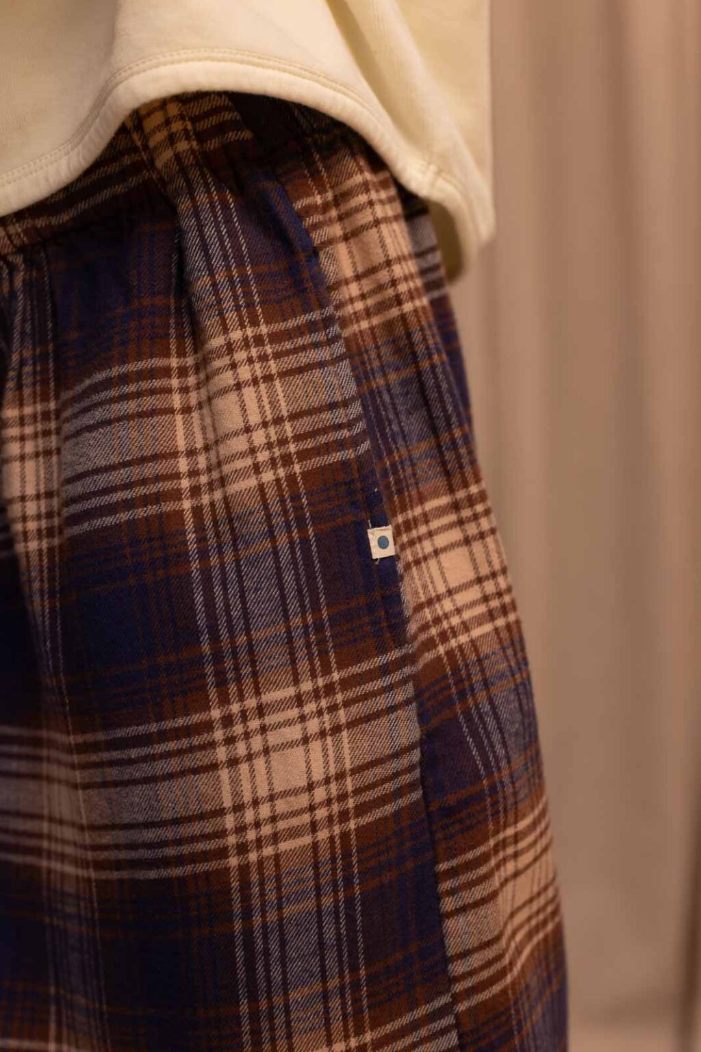 Détail matière de la jupe Violette, Jannie