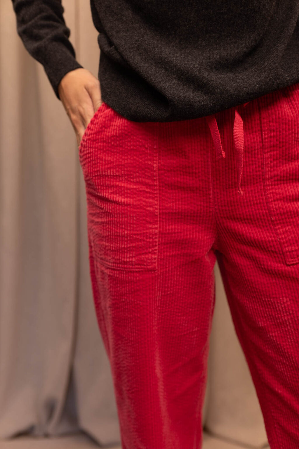 Détail matière du pantalon Anatole, Jannie