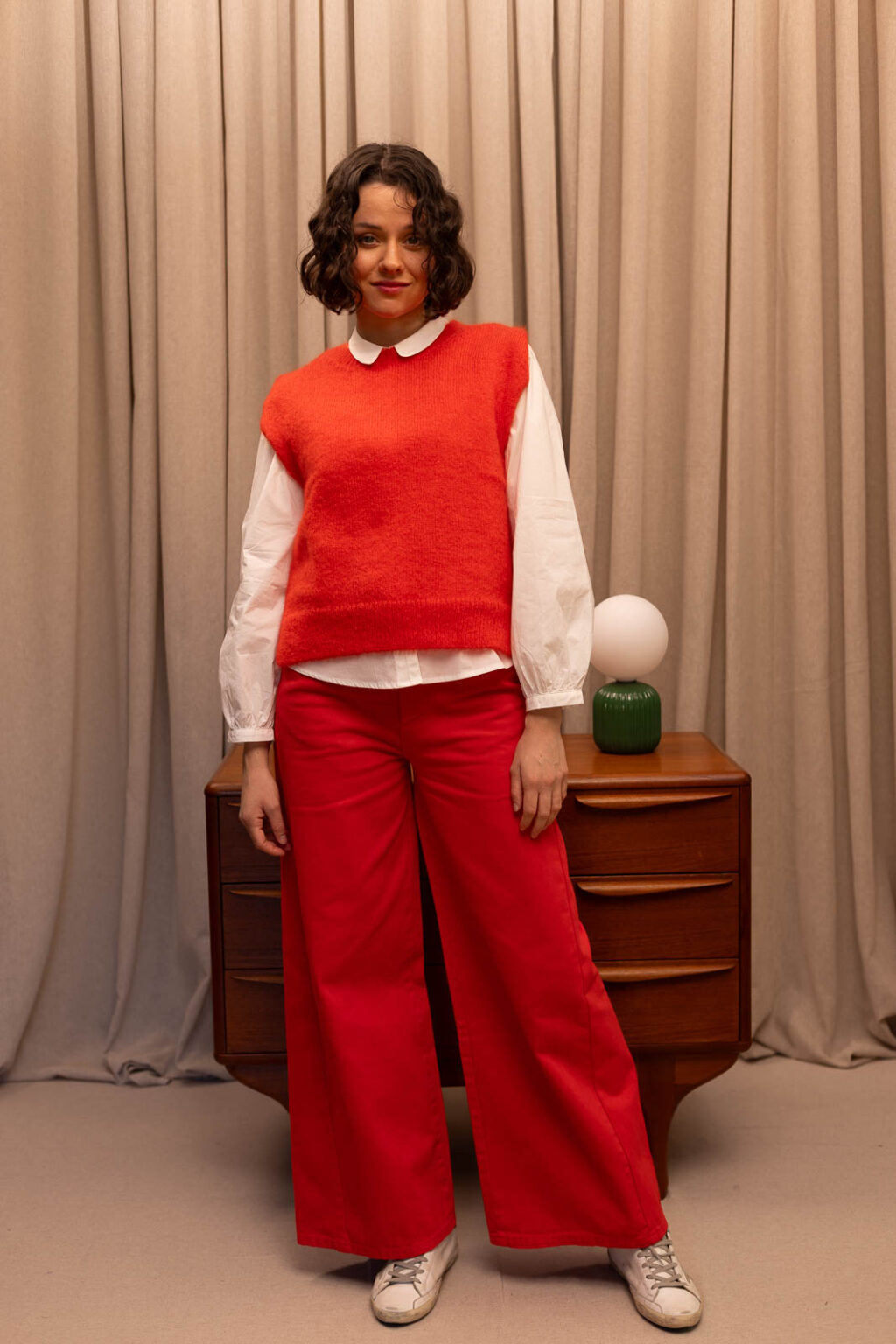 Tenue femme : pantalon Basile, pull sans manches Léandre et chemise Ombeline, Jannie