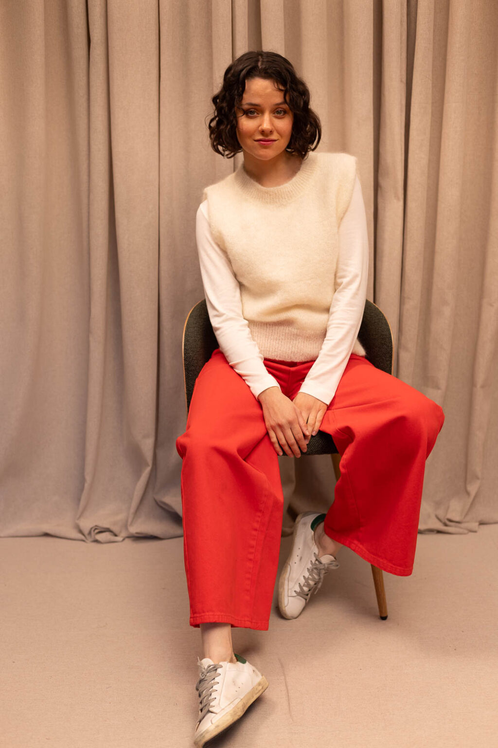 Tenue femme : pantalon Basile et pull sans manches Léandre, Jannie