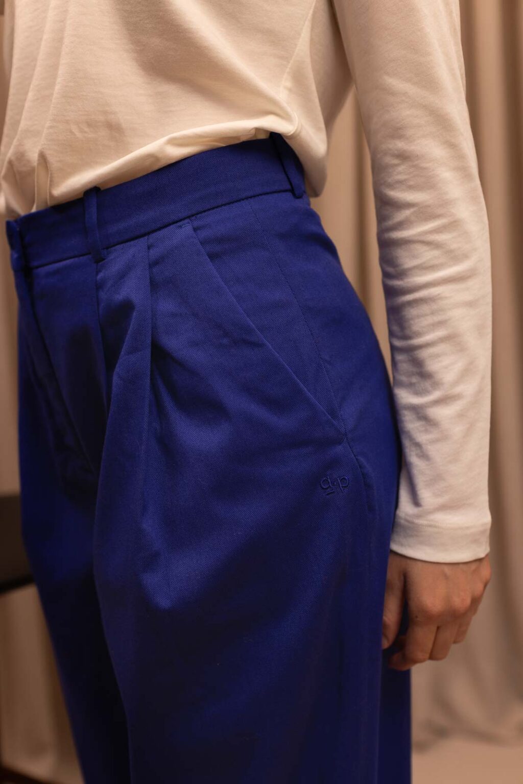 Détail matière du pantalon Jules, Jannie