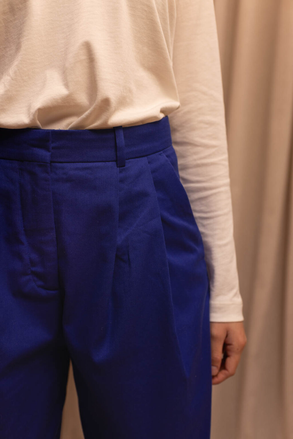 Détail matière du pantalon Jules, Jannie