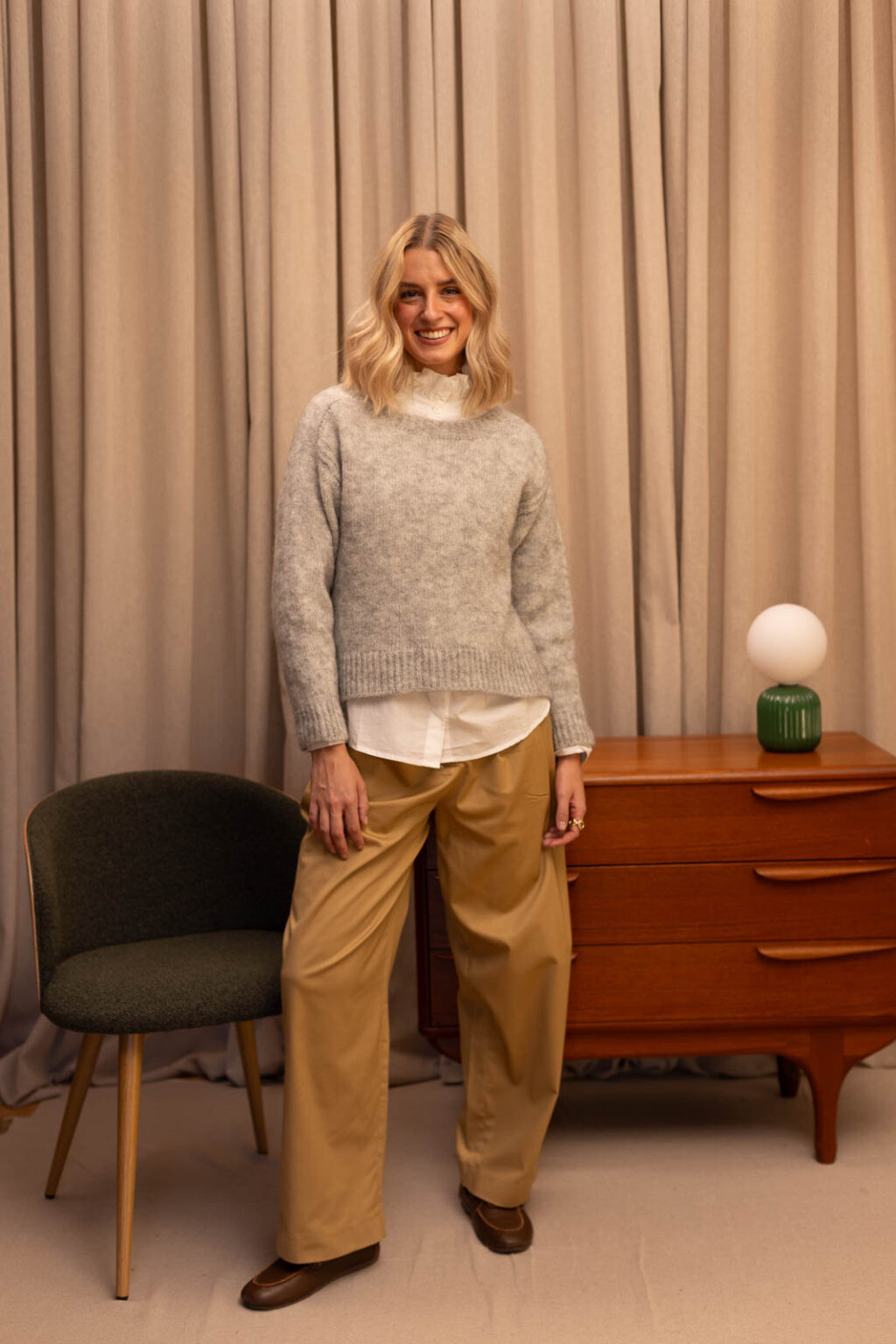 Tenue femme : pantalon Jules, pull Azélie et chemise Esmée, Jannie