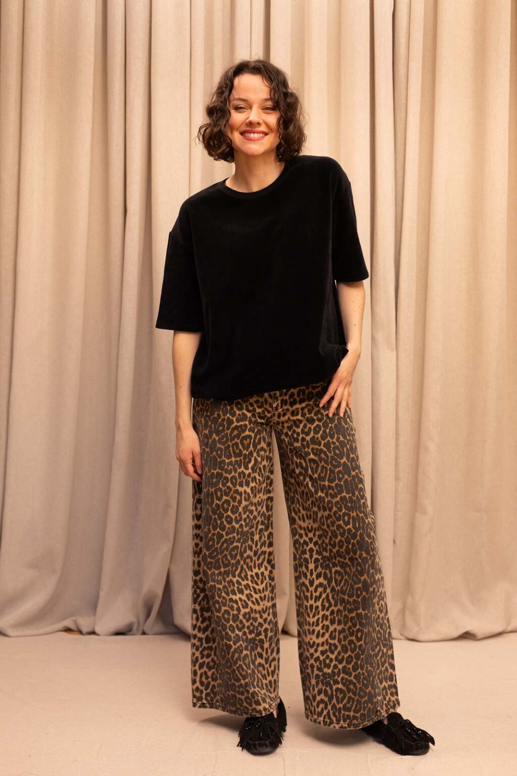 Tenue femme : pantalon Léon et top en velours Perrine, Jannie