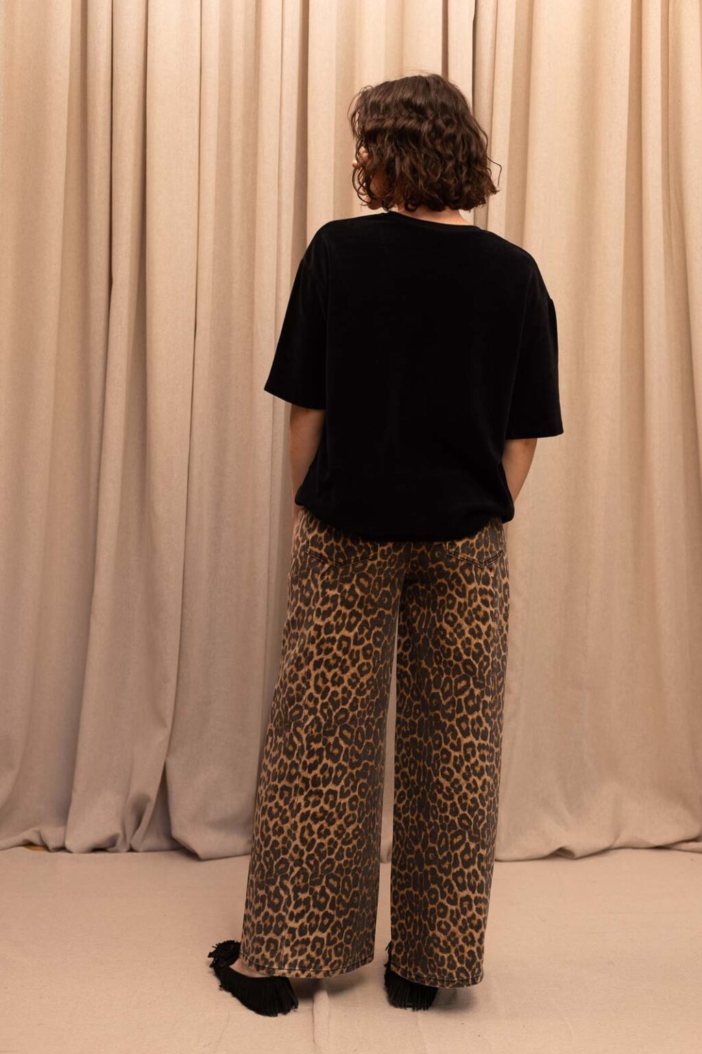 Tenue femme : pantalon Léon et top en velours Perrine, Jannie