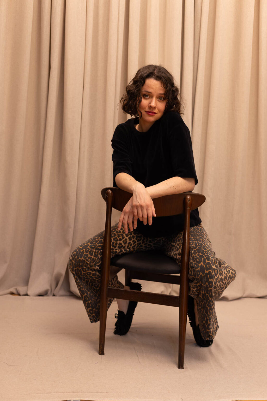 Tenue femme : pantalon Léon et top en velours Perrine, Jannie