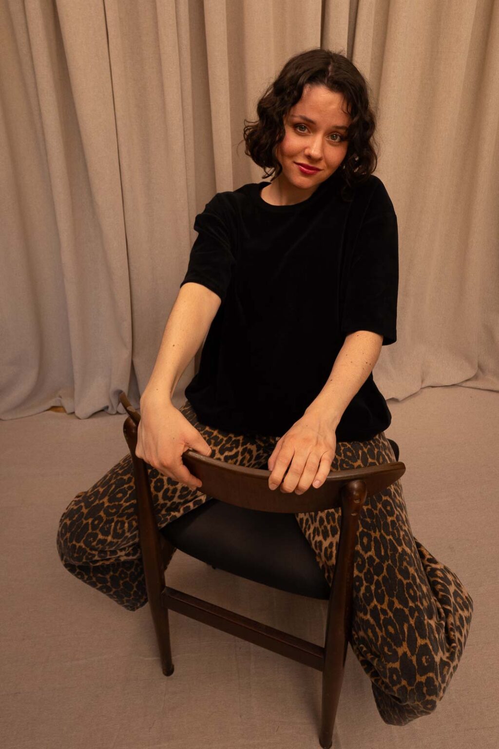 Tenue femme : pantalon Léon et top en velours Perrine, Jannie