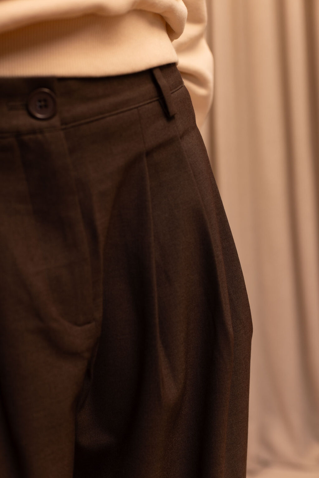Détail matière du pantalon Robin, Jannie