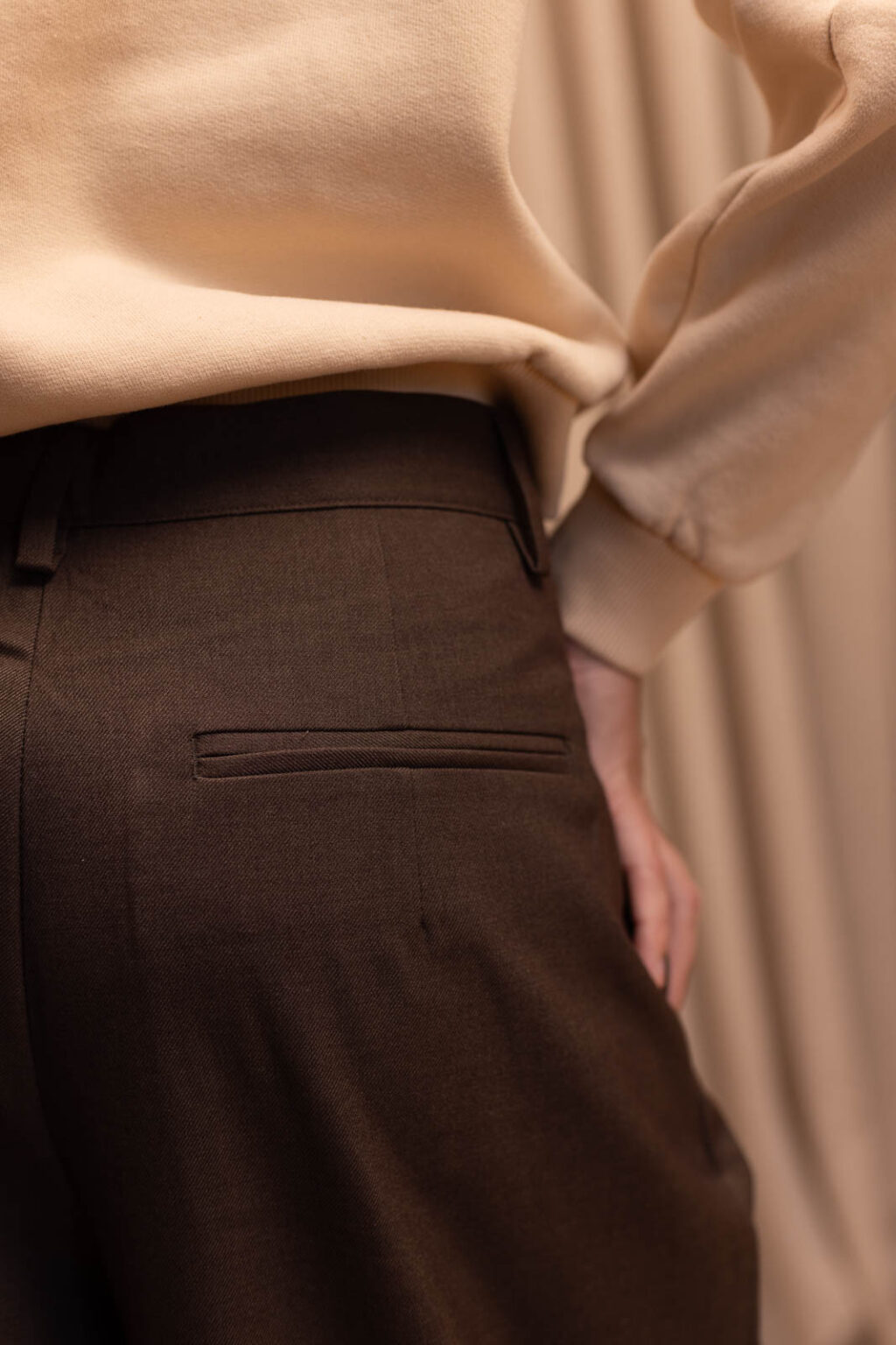 Détail matière du pantalon Robin, Jannie