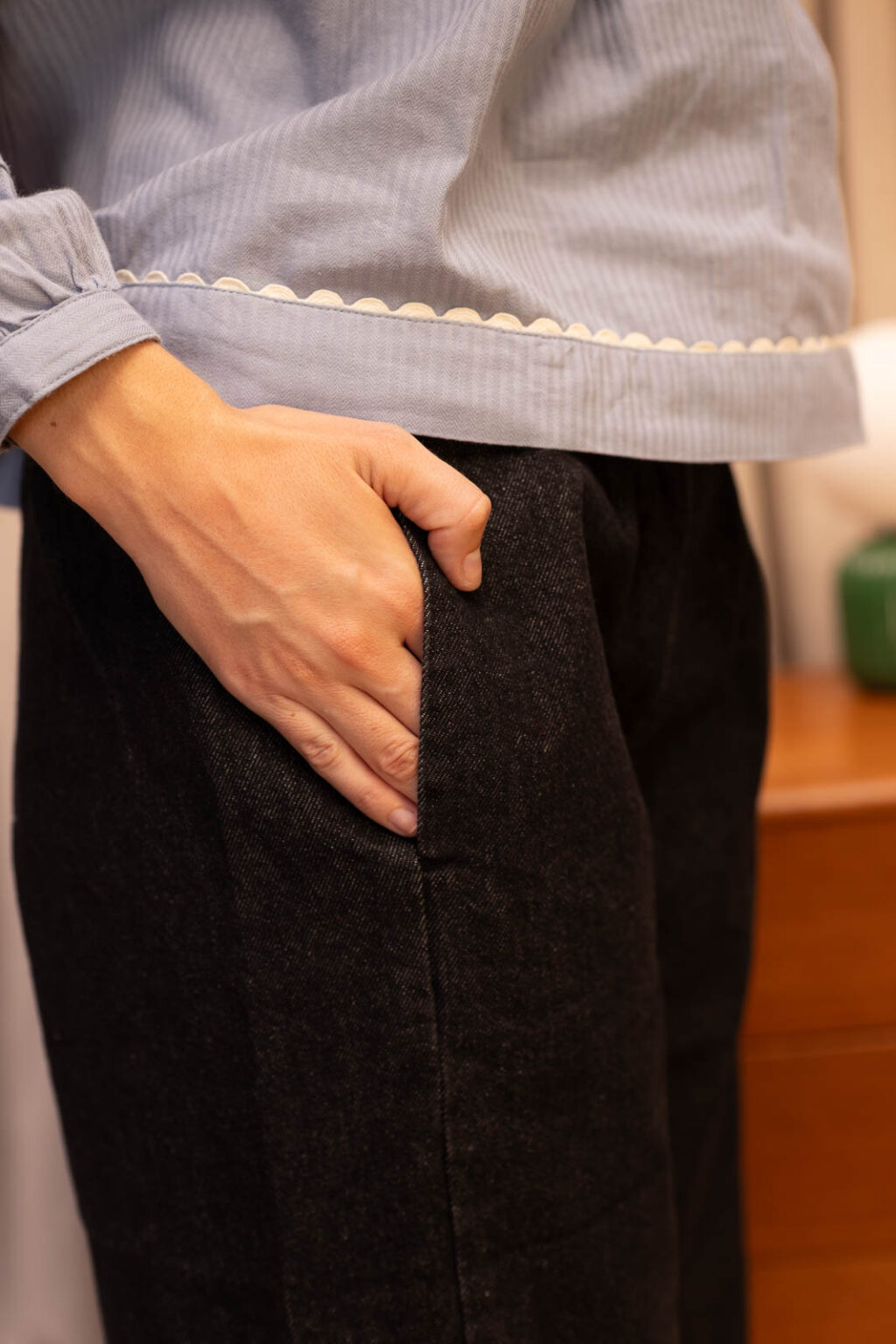 Détail matière du pantalon Swann, Jannie