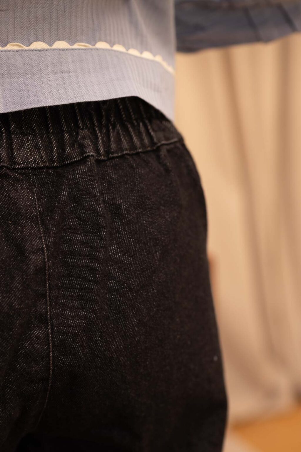Détail matière du pantalon Swann, Jannie