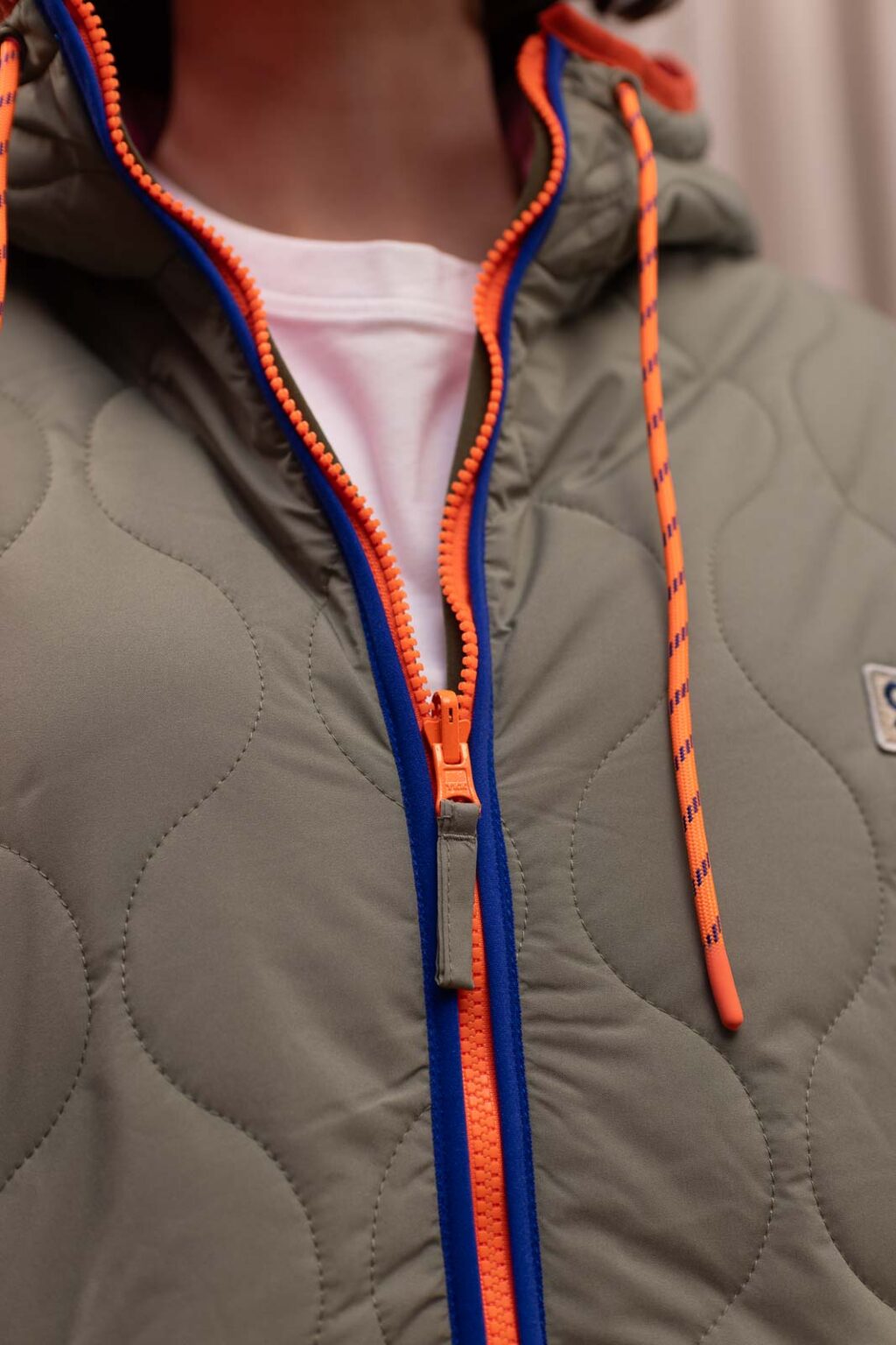 Détail matière de la parka capuche Aude, Jannie