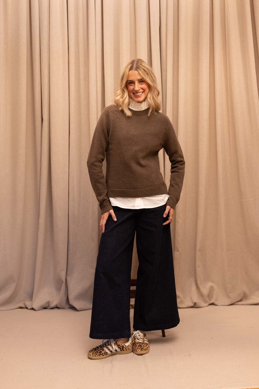 Tenue femme : pull JANE, chemise Esmée et jean Léopold, Jannie