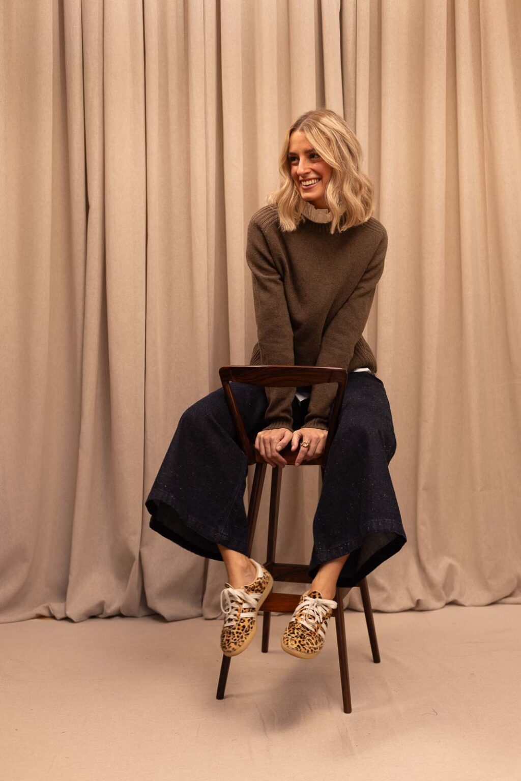 Tenue femme : pull JANE, chemise Esmée et jean Léopold, Jannie